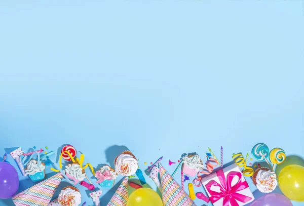 Wszystkiego Najlepszego Okazji Urodzin Płaskowyż Kolorowymi Narzędziami Wakacyjnymi Czapki Urodzinowe — Zdjęcie stockowe