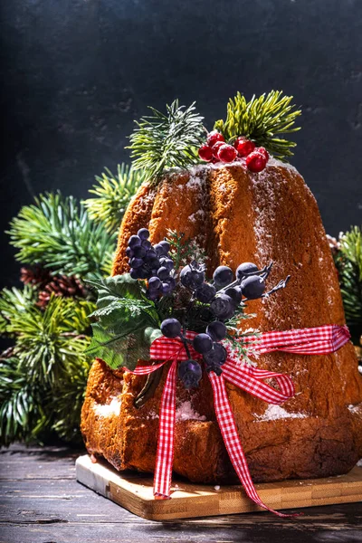 Traditionelle Italienische Weihnachtsfruchtkuchen Panettone Pandoro Mit Festlicher Roter Schleife Und — Stockfoto
