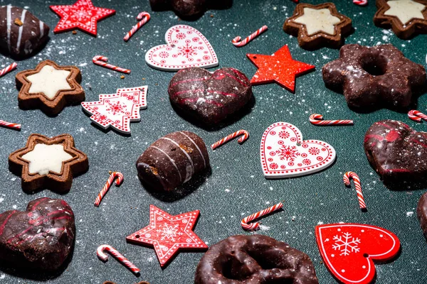 Lebkuchen Mix Plätzchen Traditionelle Weihnachtsschokolade Lebkuchen Mit Weihnachtsdekoration Geschenke Weihnachtsbaumzweig — Stockfoto
