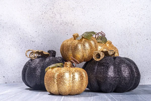 Schwarze Und Kalte Kürbisse Auf Grauem Holzgrund Minimalistischen Stil Halloween — Stockfoto