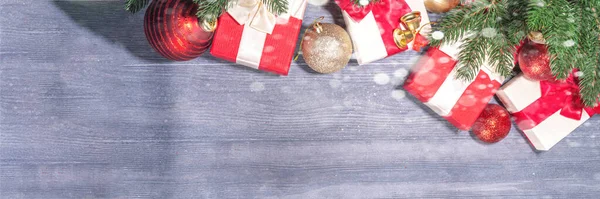 Scatole Regalo Con Albero Natale Sfondo Legno Vari Regali Rossi — Foto Stock