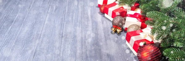 Caixas Presente Com Árvore Natal Fundo Madeira Vários Presentes Vermelhos — Fotografia de Stock