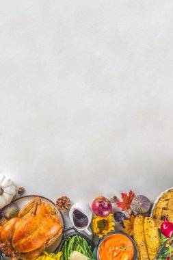 Şükran Günü konseptin kutlu olsun. Geleneksel yemek ve yemekle Şükran Günü yemeği - yeşil fasulye, patates püresi, kızılcık sosu, balkabağı çorbası, sonbahar meyveleri, sebzeler