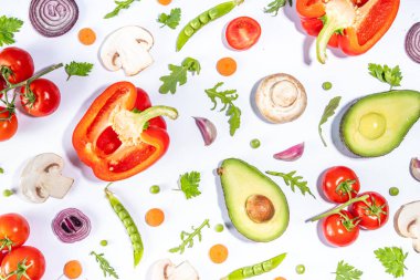 Çeşitli taze sebzeler. Çiğ organik sebzeler, salata malzemeleri beyaz arka planda parlak yassı. Sağlıklı beslenme, vejetaryen vejetaryen yemek pişirme arka plan fotokopi alanı