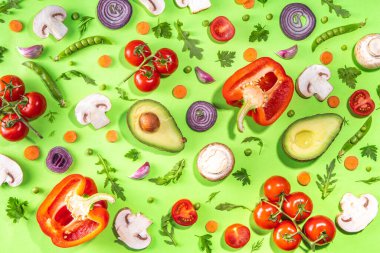 Çeşitli taze sebzeler. Çiğ organik sebzeler, salata malzemeleri açık yeşil arka planda parlak düz çizgi. Sağlıklı beslenme, vejetaryen vejetaryen yemek pişirme arka plan fotokopi alanı