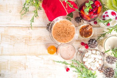 Farklı Noel ve kış içkileri seti. Noel kokteylleri, sıcak ve soğuk içecekler, rahat ahşap arka planda Xmas dekoruyla