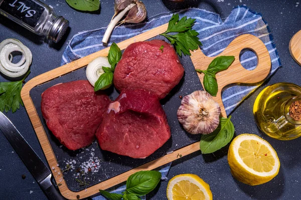 Rauwe Biefstuk Filet Met Specerijen Koken Rundvlees Steak Rood Vlees — Stockfoto