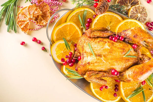 Традиционная Домашняя Рождественская Курица Печь Запеченные Курица Апельсином Клюквой Розмарин — стоковое фото