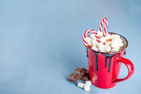 Domácí Horká Čokoláda Červeném Hrnku Mini Marshmallows Čokoládovými Kapkami Cukrová — Stock fotografie