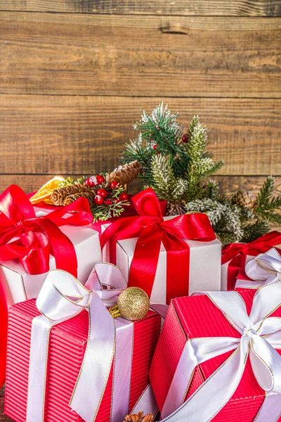 Kerstkaart Achtergrond Veel Rood Witte Geschenkdozen Met Feestelijke Linten Met — Stockfoto