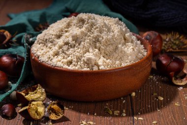 Kestane unu, alışılmadık vegan glütensiz un, taze ve kavrulmuş kestane ile ahşap zemin üzerinde