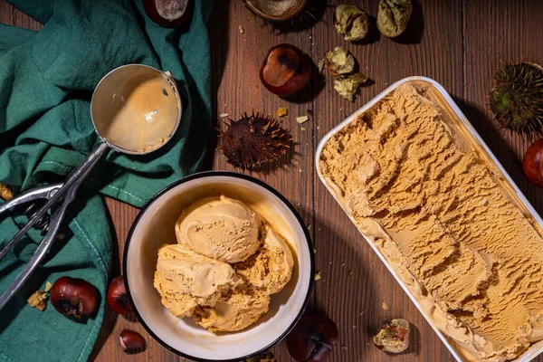 Baharatlı baharatlı dondurma, kavrulmuş kestane tadında, baharatlı, ahşap arka planda taze ve kavrulmuş kestane.