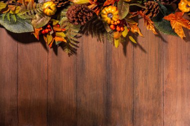 Şenlikli sonbahar dekorasyonlu arka plan. Süslü eski ahşap masa, küçük balkabakları, böğürtlenler ve yapraklar. Şükran Günü, Cadılar Bayramı, Sonbahar tatili tebrik kartı fotokopi alanı