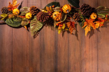 Şenlikli sonbahar dekorasyonlu arka plan. Süslü eski ahşap masa, küçük balkabakları, böğürtlenler ve yapraklar. Şükran Günü, Cadılar Bayramı, Sonbahar tatili tebrik kartı fotokopi alanı