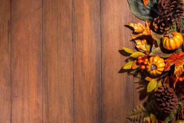 Şenlikli sonbahar dekorasyonlu arka plan. Süslü eski ahşap masa, küçük balkabakları, böğürtlenler ve yapraklar. Şükran Günü, Cadılar Bayramı, Sonbahar tatili tebrik kartı fotokopi alanı