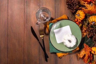 Şükran Günü sonbahar tatili için akşam yemeği. Balkabakları, güz yaprakları, böğürtlenler, ahşap arka planda sonbahar dekoru, düz bir yatak. Metin için Boşluğu Kopyala