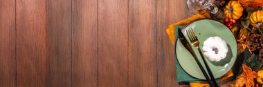 Şükran Günü sonbahar tatili için akşam yemeği. Balkabakları, güz yaprakları, böğürtlenler, ahşap arka planda sonbahar dekoru, düz bir yatak. Metin için Boşluğu Kopyala