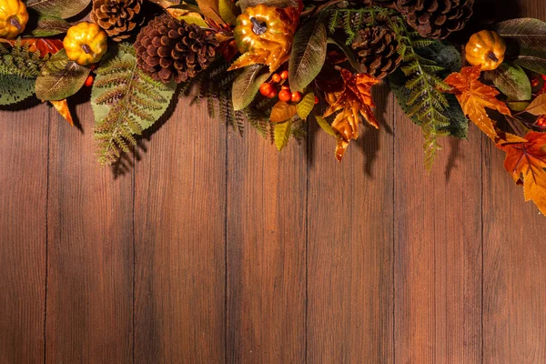 Şenlikli sonbahar dekorasyonlu arka plan. Süslü eski ahşap masa, küçük balkabakları, böğürtlenler ve yapraklar. Şükran Günü, Cadılar Bayramı, Sonbahar tatili tebrik kartı fotokopi alanı