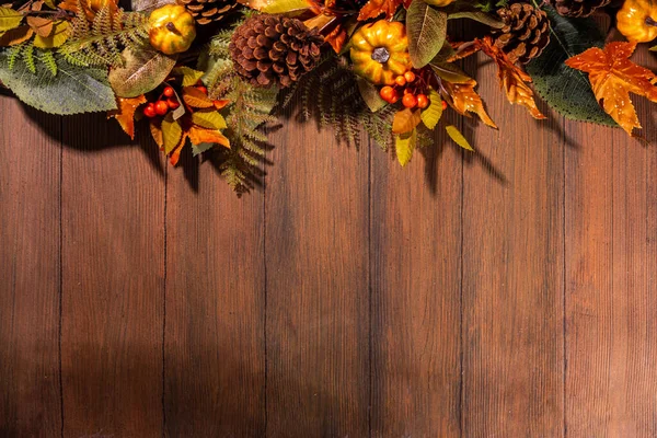 Şenlikli sonbahar dekorasyonlu arka plan. Süslü eski ahşap masa, küçük balkabakları, böğürtlenler ve yapraklar. Şükran Günü, Cadılar Bayramı, Sonbahar tatili tebrik kartı fotokopi alanı