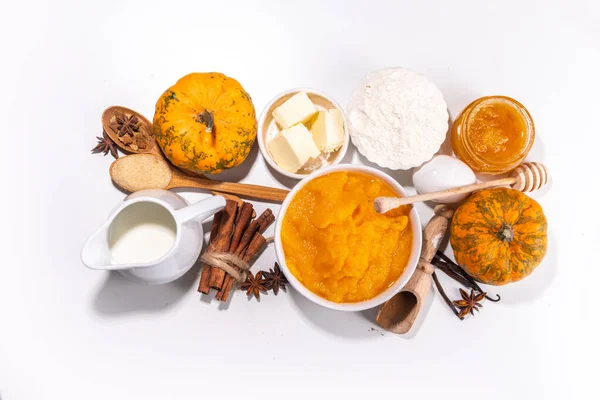 Balkabağı turtası malzemeleri - balkabağı püresi, baharatlar, tarçın, hamur malzemeleri, floue, yumurta, tereyağı, krema sütü, kopyalama alanı