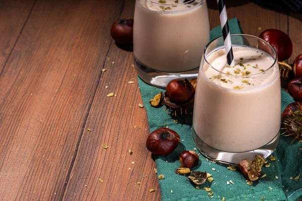Kestane likörü. Baharatlı baharatlı kremalı içecek çırpılmış kestane, tarçın, baharat, ahşap kırsal arka planda fotokopi alanı.