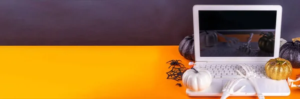 Lugar Trabajo Divertido Halloween Con Ordenador Portátil Cama Plana Oficina —  Fotos de Stock