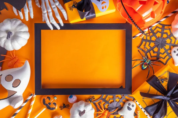 할로윈 플랫은 상자를 할로윈 오렌지 배경에 — 스톡 사진