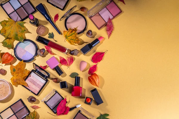 Jesienny Makijaż Złotym Tle Stołu Jesiennymi Liśćmi Akcesoriami Piękności Kosmetyki — Zdjęcie stockowe