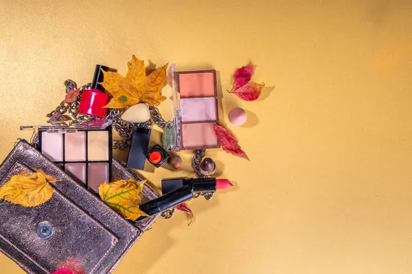 Jesienny Makijaż Złotym Tle Stołu Jesiennymi Liśćmi Akcesoriami Piękności Kosmetyki — Zdjęcie stockowe