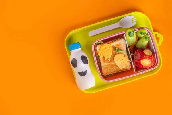 Lunch Dla Dzieci Halloween Zabawną Kanapką Owoce Warzywa Postaci Ducha — Zdjęcie stockowe