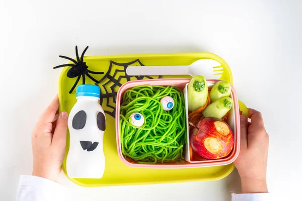 Lunch Dla Dzieci Halloween Zabawną Kanapką Owoce Warzywa Postaci Ducha — Zdjęcie stockowe