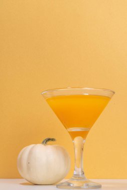 Cadılar Bayramı, Şükran Günü ya da sonbahar kokteyli. Tatlı balkabağı martini, tarçın ve balkabağı turtası baharatlı şenlikli mevsim içeceği.