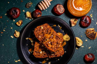 Ev yapımı kestane keki, tatlı vejetaryen çikolatalı kestane ekmeği, ballı ve karamel soslu