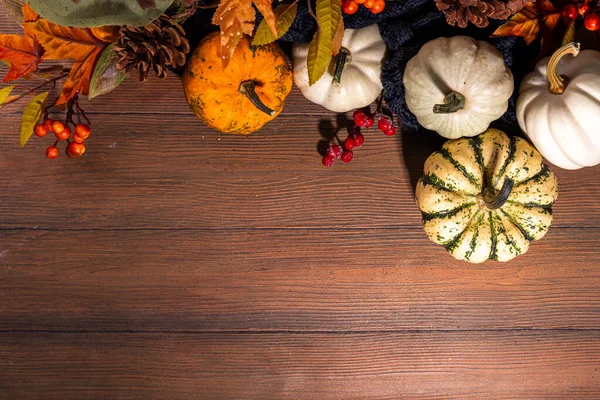 Festlich Herbstlich Geschmückter Hintergrund Alter Holzbretttisch Mit Herbstdekoration Kürbissen Beeren — Stockfoto