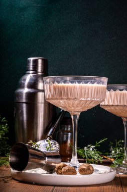 Hindistancevizli alkollü kremalı brendi Alexander Kokteyli. Moda sonbahar kış alkolü 