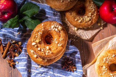 Geleneksel lezzet elma şırası yemeye hazır. Elmalı tarçınlı çörek, elmalı turta ve baharat, ahşap masa üzerinde servis edilir.