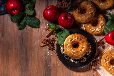 Geleneksel lezzet elma şırası yemeye hazır. Elmalı tarçınlı çörek, elmalı turta ve baharat, ahşap masa üzerinde servis edilir.