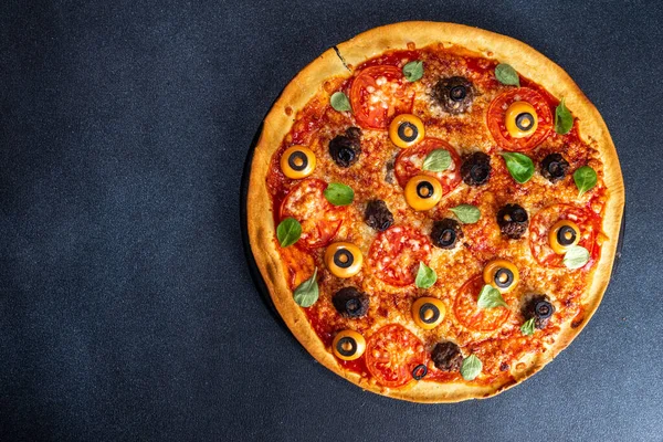 Halloween Kreativ Mat Rolig Monster Pizza Dekorerad Med Läskiga Ögon — Stockfoto