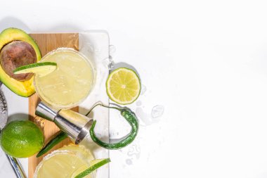 Klasik ferahlatıcı alkollü tatlı ve ekşi kokteyl, ayyaş Avocado ve limonlu margarita, tuzlu içecek, Cinco de Mayo veya Meksika partisi için parti tarifi.