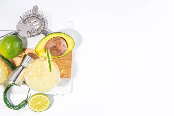 Klassisch Erfrischende Alkoholische Süß Saure Cocktails Alkoholische Avocado Und Limette — Stockfoto