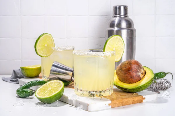 Klassisk Uppfriskande Alkoholhaltig Söt Och Sur Cocktail Sprit Avokado Och — Stockfoto