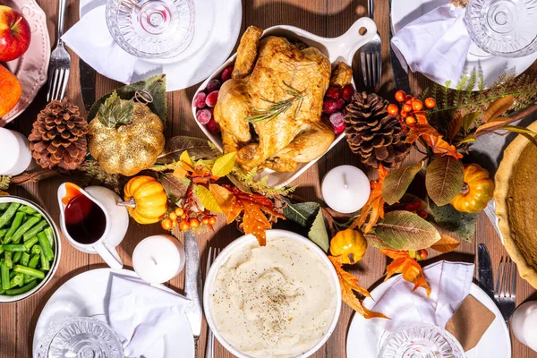 Thanksgiving Familj Fest Middag Dukning Med Tallrikar Bestick Glas Traditionella — Stockfoto