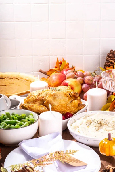 Thanksgiving Table Fête Familiale Avec Assiettes Couverts Verres Plats Traditionnels — Photo