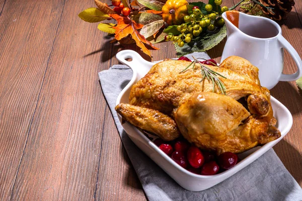Şükran Günü Hindisi Taze Kızılcık Biberiye Baharatla Pişirilmiş Tavuk Ahşap — Stok fotoğraf