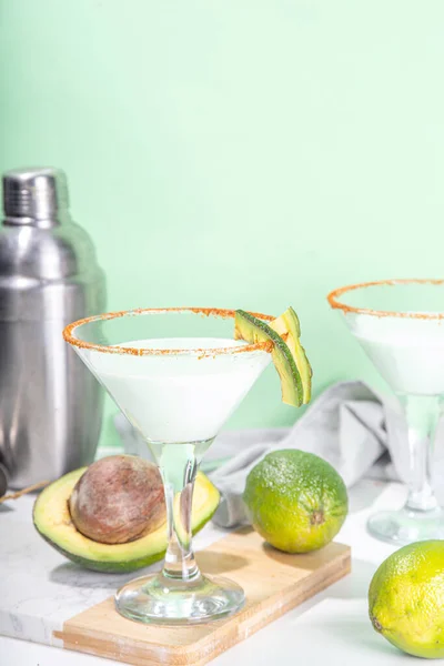 Boozy Erfrischende Avocado Alkoholisches Getränk Avocado Martini Cocktail Mit Limette — Stockfoto