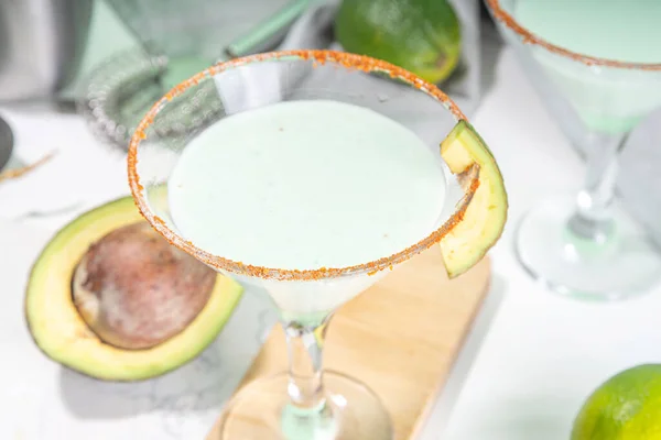 Bebida Alcohólica Refrescante Aguacate Cóctel Martini Aguacate Con Lima Vodka — Foto de Stock