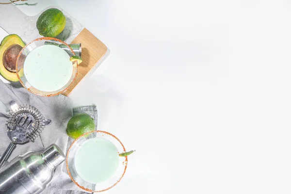 Boozy Uppfriskande Avokado Alkoholhaltig Dryck Avokado Martini Cocktail Med Lime — Stockfoto