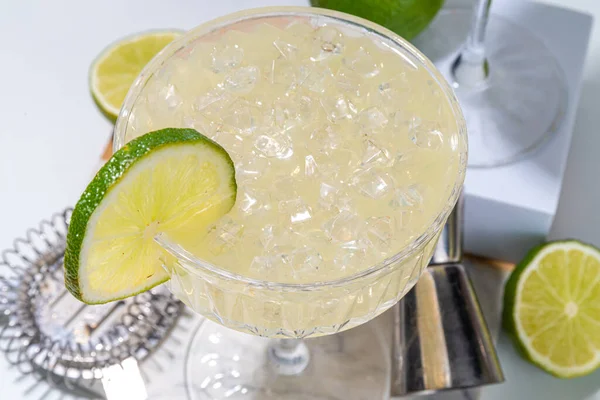 Surt Alkoholhaltig Lime Gin Gimlet Dryck Lemonade Martini Alkohol Sprit — Stockfoto