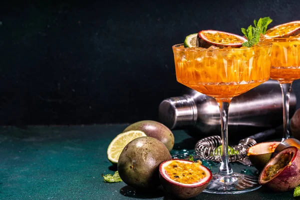 Maracuja Martini Cocktail Süßes Pornostar Alkoholisches Getränk Mit Frischen Passionsfrüchten — Stockfoto