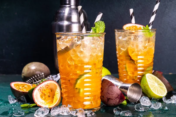 Söt Färgglad Tropisk Cocktail Med Passionsfrukt Lime Och Mynta Lång — Stockfoto